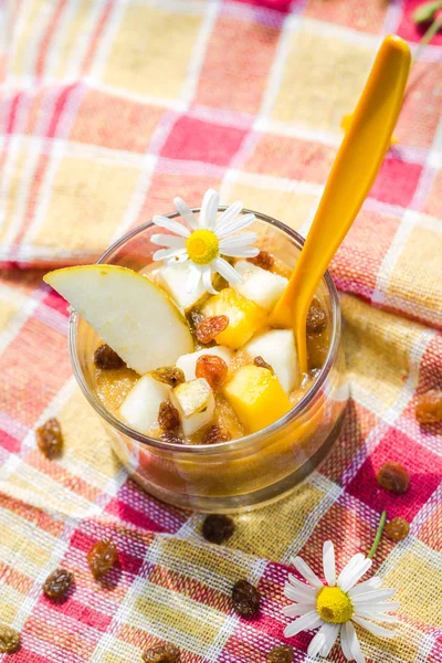 おいしいデザートの果物 レーズンとフルーツのスムージー — ストック写真