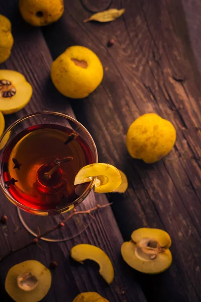 Ahşap Bir Masa Üzerinde Bir Fincan Meyve Ayva Tentür — Stok fotoğraf