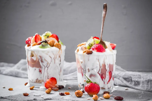 Joghurt Dessert Mit Erdbeeren Bananen Kiwi Rosinen Sonnenblumenkernen Haferflocken Und — Stockfoto