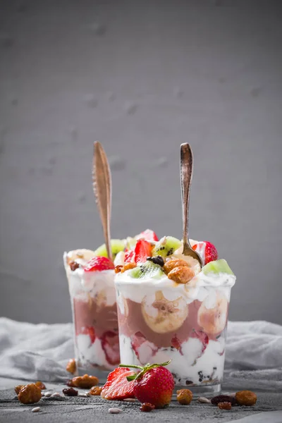 Yoghurt Fruit Dessert Strawberries Banana Kiwi Raisins Sunflower Seeds Oatmeal — Stock Photo, Image