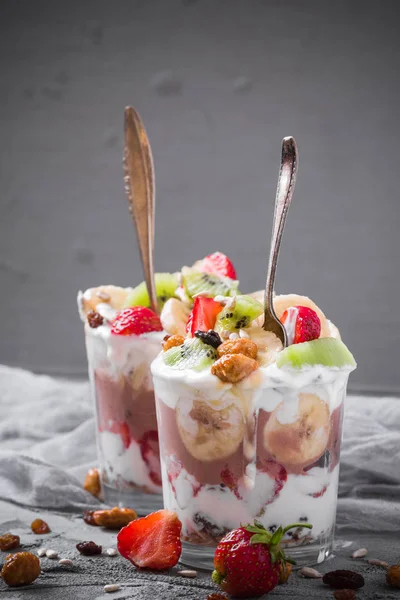 Yoghurt Fruit Dessert Strawberries Banana Kiwi Raisins Sunflower Seeds Oatmeal — Stock Photo, Image