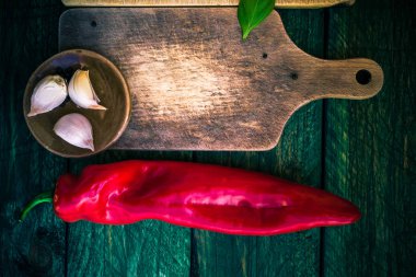 baharatlar ve otlar ile yıpranmış kesme tahtası