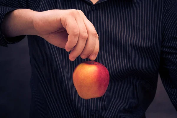 Een Man Met Een Rode Appel Hand — Stockfoto