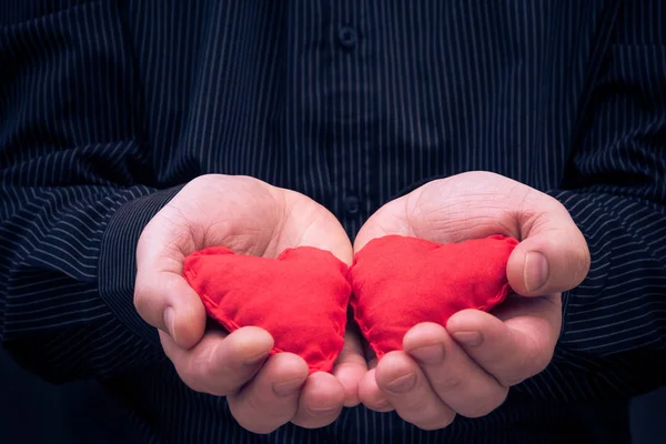 Deux Coeurs Rouges Tenus Dans Les Mains Des Hommes — Photo