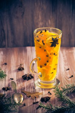 Limon, portakal, tarçın ve karanfil kış akşamları için lezzetli şifalı çay