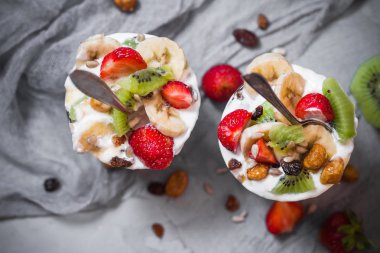 Çilekli yoğurt meyveli tatlı, muz, kivi, kuru üzüm, ayçekirdeği, yulaf ezmesi ve karamelli ceviz.