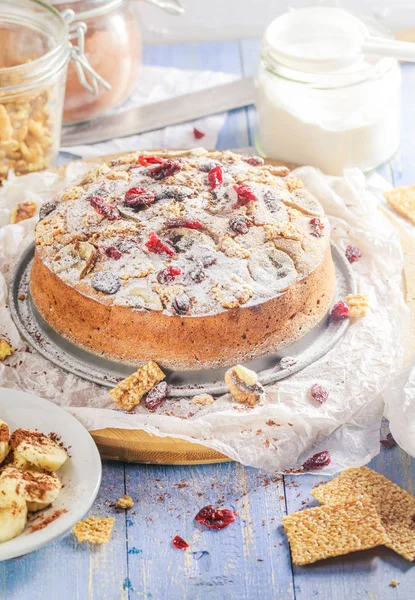 Pastel Plátano Con Nueces Sésamo Arándano Sobre Una Mesa Madera —  Fotos de Stock