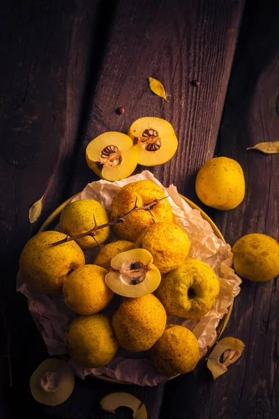 Fruits Brindilles Coing Sur Une Table Bois — Photo