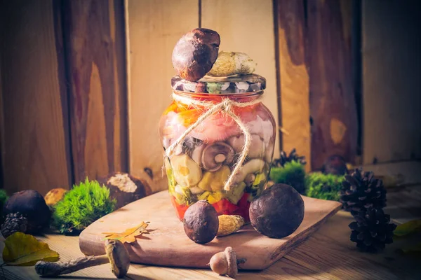 Geschenke Des Herbstes Pilze Mariniert Mit Gemüse Einem Glas — Stockfoto