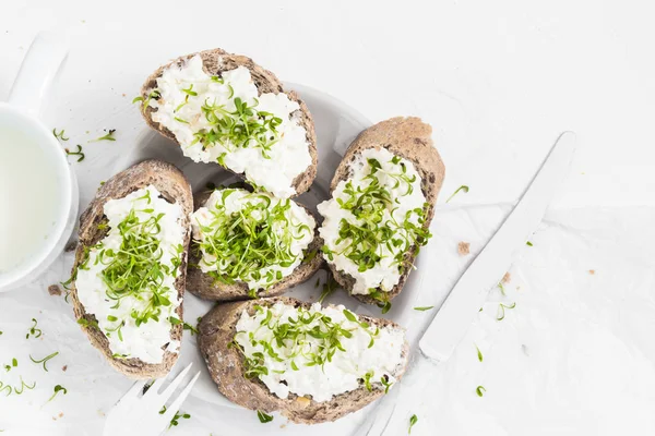 Desayuno Saludable Sándwiches Con Queso Crema Blanco Croissants Leche —  Fotos de Stock