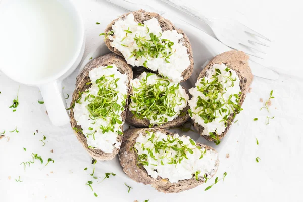 Desayuno Saludable Sándwiches Con Queso Crema Blanco Croissants Leche —  Fotos de Stock