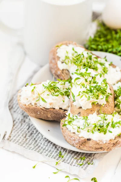 Desayuno Saludable Sándwiches Con Queso Crema Blanco Croissants Leche — Foto de Stock