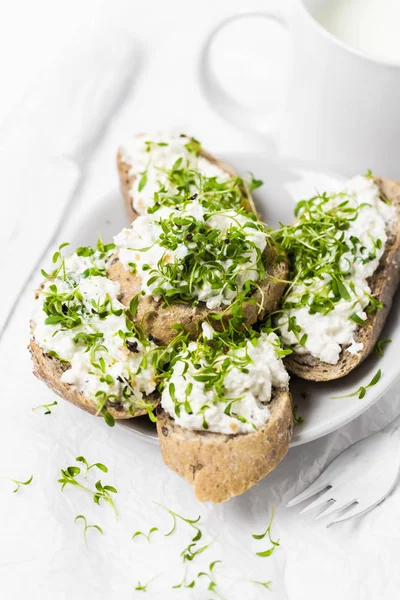 Desayuno Saludable Sándwiches Con Queso Crema Blanco Croissants Leche — Foto de Stock