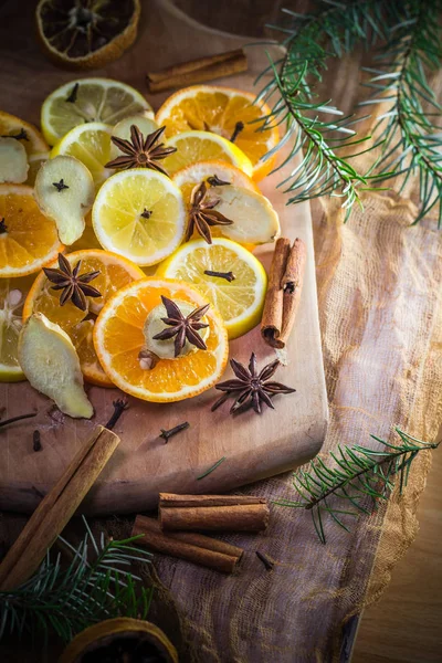 Ingredientes Para Medicinal Cítricos Especias Rodajas Limón Naranja Jengibre Clavo — Foto de Stock