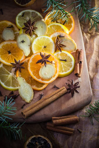 Ingredientes Para Medicinal Cítricos Especias Rodajas Limón Naranja Jengibre Clavo —  Fotos de Stock