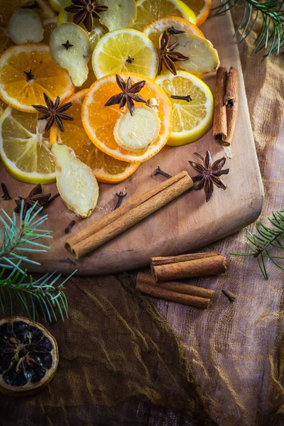 Ingredientes Para Medicinal Cítricos Especias Rodajas Limón Naranja Jengibre Clavo —  Fotos de Stock