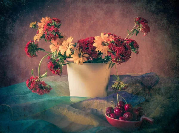 Νεκρή Φύση Ένα Μπουκέτο Από Διαφορετικά Λουλούδια Και Φρούτα — Φωτογραφία Αρχείου