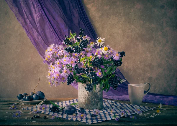 Натюрморт Фиолетовым Осенним Астрисом — стоковое фото
