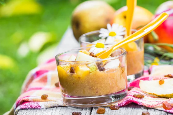 Letní Nápoj Zahradě Smoothie Hruškami Nektarinky Rozinkami — Stock fotografie