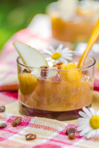 Bevanda Estiva Giardino Frullato Con Pere Pesche Noci Uvetta — Foto Stock