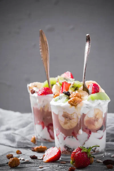 Yoghurt Fruit Dessert Strawberries Banana Kiwi Raisins Sunflower Seeds Oatmeal — Stock Photo, Image