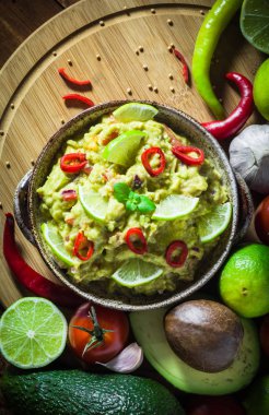 Lezzetli daldırma: domates, biber biber, kireç, soğan, sarımsak, dereotu ve kişniş ile avokado Yapıştır