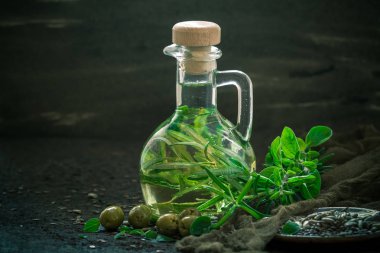 Bir şişe zeytinyağı dal biberiye Şubesi ilavesi ile dolu