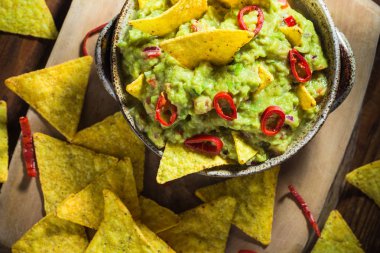 Kase guacamole ahşap bir masa üzerinde mısır cipsi ile