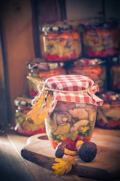 Podzimní Sklizeň Houby Marinované Zeleninou Sklenicích — Stock fotografie