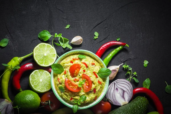 Bakgrund Med Guacamole Och Ingredienser Tomat Chilipeppar Lime Lök Vitlök — Stockfoto