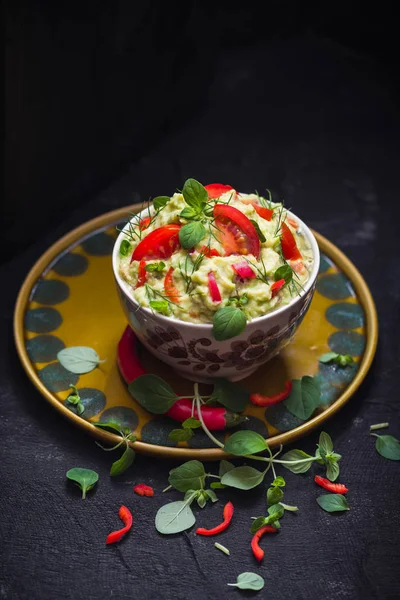 Bol Guacamole Avec Tomate Piment Citron Vert Oignon Ail Aneth — Photo