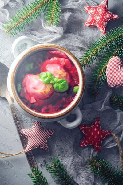 圣诞前夕红罗宋汤与饺子 装饰餐桌 绿色小树枝 — 图库照片