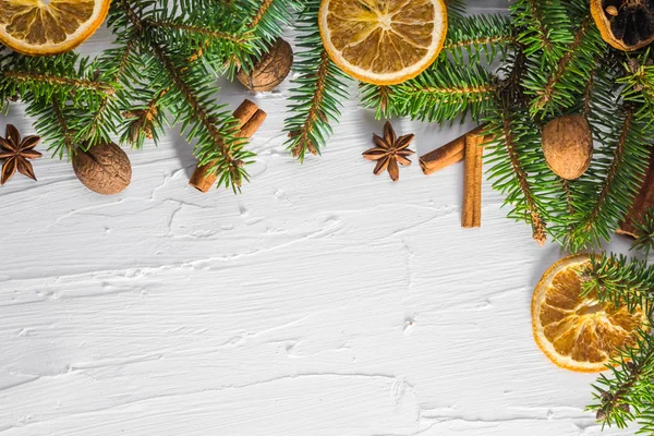 Fondo Blanco Navideño Con Ramitas Frescas Coníferas Cítricos Secos Lugar —  Fotos de Stock