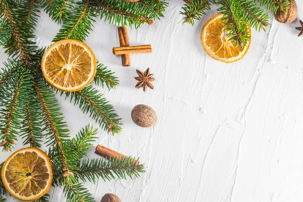 Fondo Blanco Navideño Con Ramitas Frescas Coníferas Cítricos Secos Lugar —  Fotos de Stock