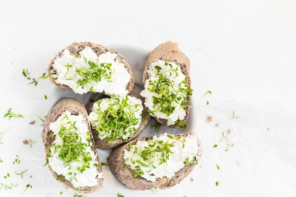 Café Manhã Saudável Sanduíches Com Queijo Creme Branco Croissants — Fotografia de Stock