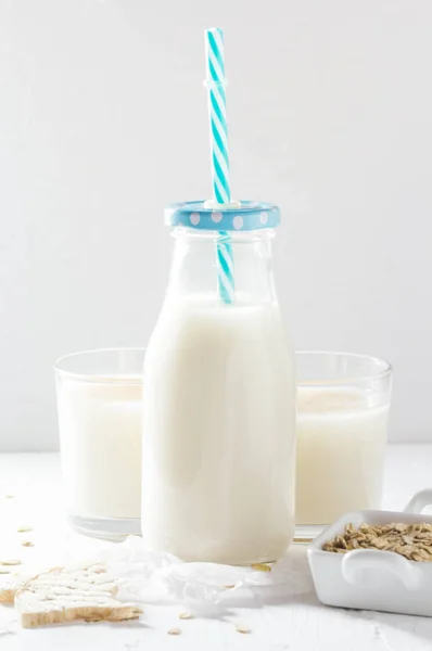 自制牛奶在巴蒂 白色排列 — 图库照片