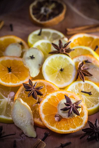 Ingredientes Para Medicinal Cítricos Especias Rodajas Limón Naranja Jengibre Clavo —  Fotos de Stock