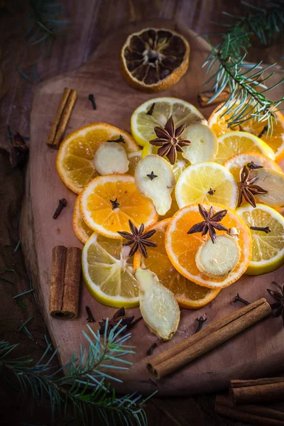 Ingredientes Para Medicinal Cítricos Especias Rodajas Limón Naranja Jengibre Clavo —  Fotos de Stock