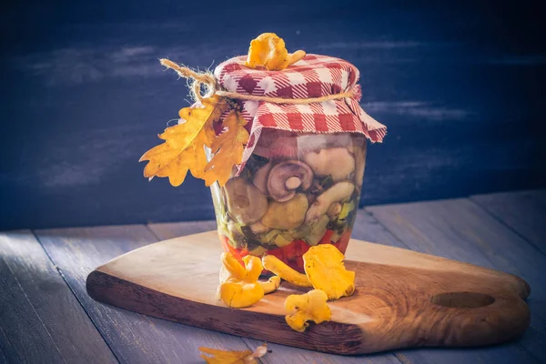 Preparativos Para Ano Inteiro Frasco Com Cogumelos Marinados Legumes — Fotografia de Stock