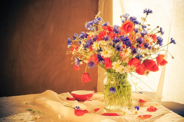 Stilleven Met Boeket Van Kleurrijke Wilde Bloemen — Stockfoto