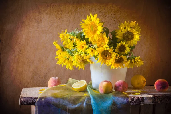 Stillleben Mit Einem Strauß Sonnenblumen Und Aprikosenfrüchten — Stockfoto