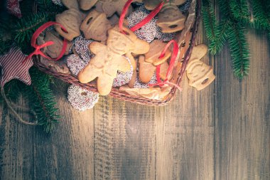 Köfte tam bir Noel sepeti. Ahşap bir masa üzerinde tatlı kurabiye. Metin için yer