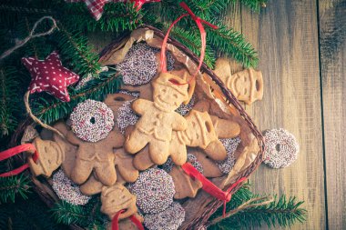 Noel tablo: gingerbreads sepetle. Tatlılar ve Ladin dal. Metin için yer