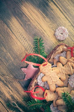 Noel tablo: gingerbreads sepetle. Tatlılar ve Ladin dal. Metin için yer