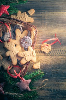 Noel masa: tatlılar ahşap bir masa üzerinde tam bir sepette gingerbread kırık