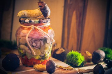 Sonbaharın hediyeler. Bir kavanoz sebze ile Marine mantar