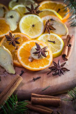 Tıbbi çay için gerekli malzemeler. Citrus ve baharatlar. Limon, portakal, zencefil, karanfil ve tarçın dilimleri..