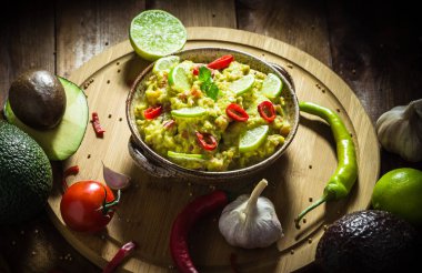 Parti için Aperatif: domates, biber biber, kireç, soğan, sarımsak, dereotu ve kişniş ile avokado Yapıştır