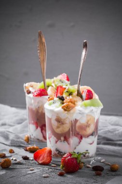 Yoğurt meyve tatlı çilek, muz, kivi, Kuru üzüm, ayçiçeği tohumu, yulaf ezmesi ve ceviz karamel içinde