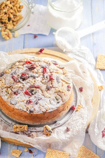 Pastel Plátano Con Nueces Sésamo Arándano Sobre Una Mesa Madera —  Fotos de Stock